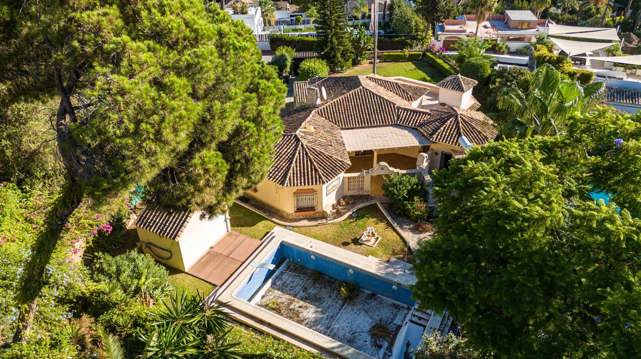 Project with license in prime location of Nueva Andalucia with views to La Concha