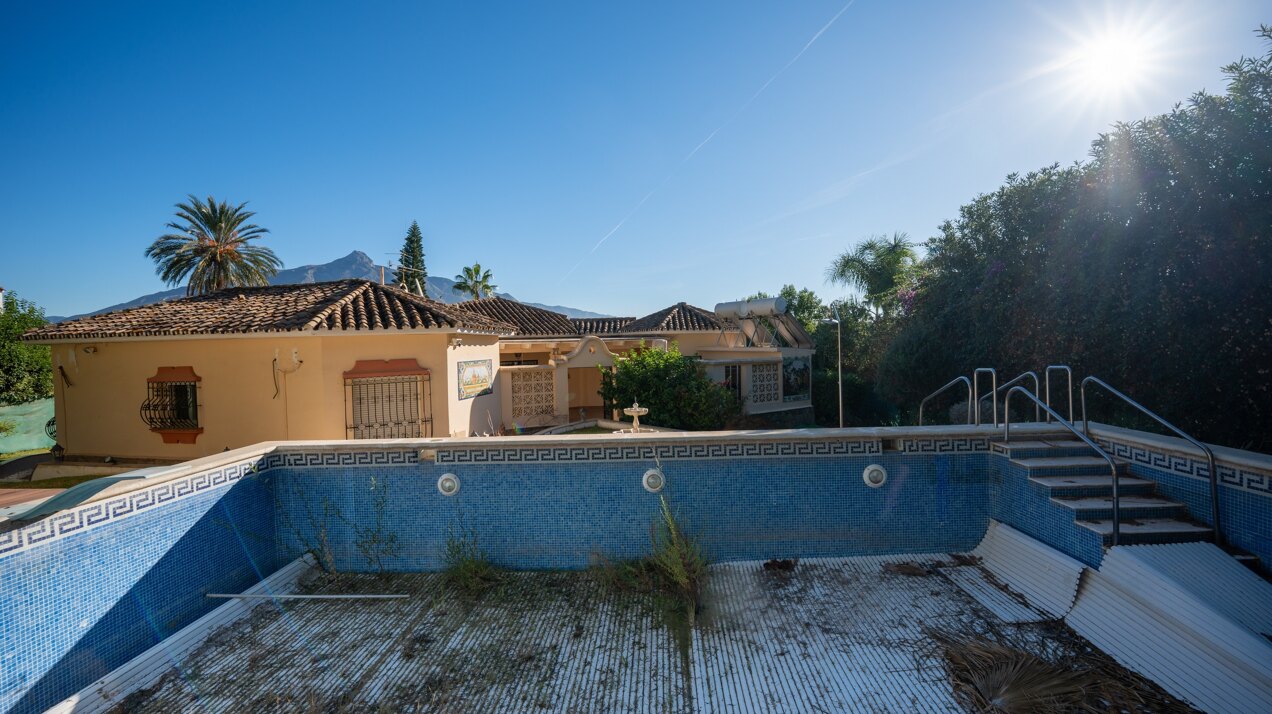 Project with license in prime location of Nueva Andalucia with views to La Concha