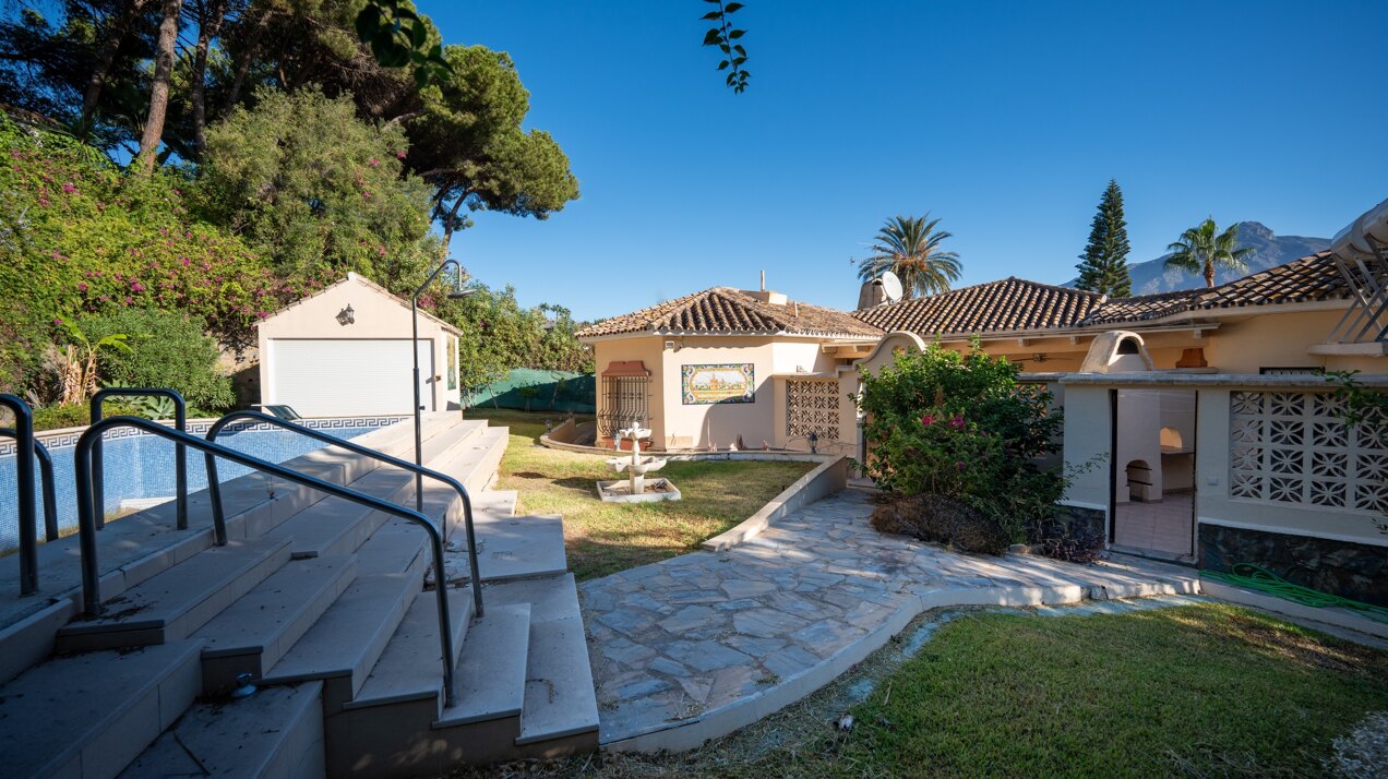 Project with license in prime location of Nueva Andalucia with views to La Concha