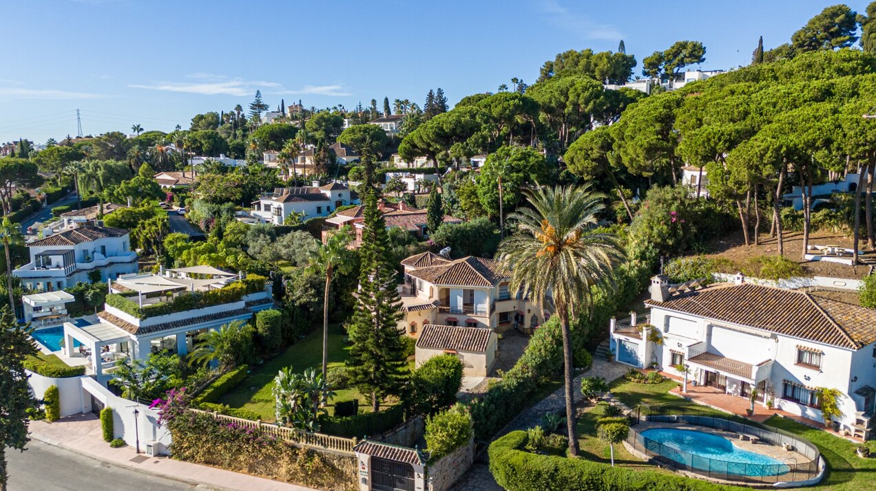 Project with license in prime location of Nueva Andalucia with views to La Concha