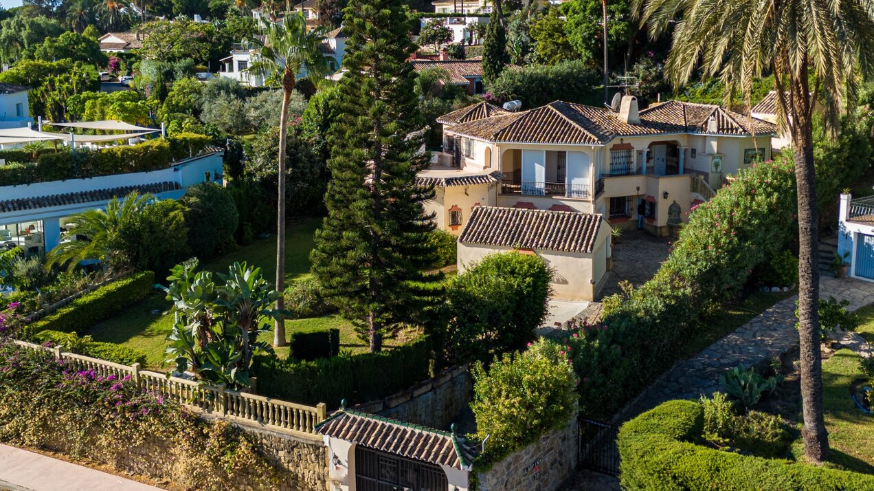 Project with license in prime location of Nueva Andalucia with views to La Concha