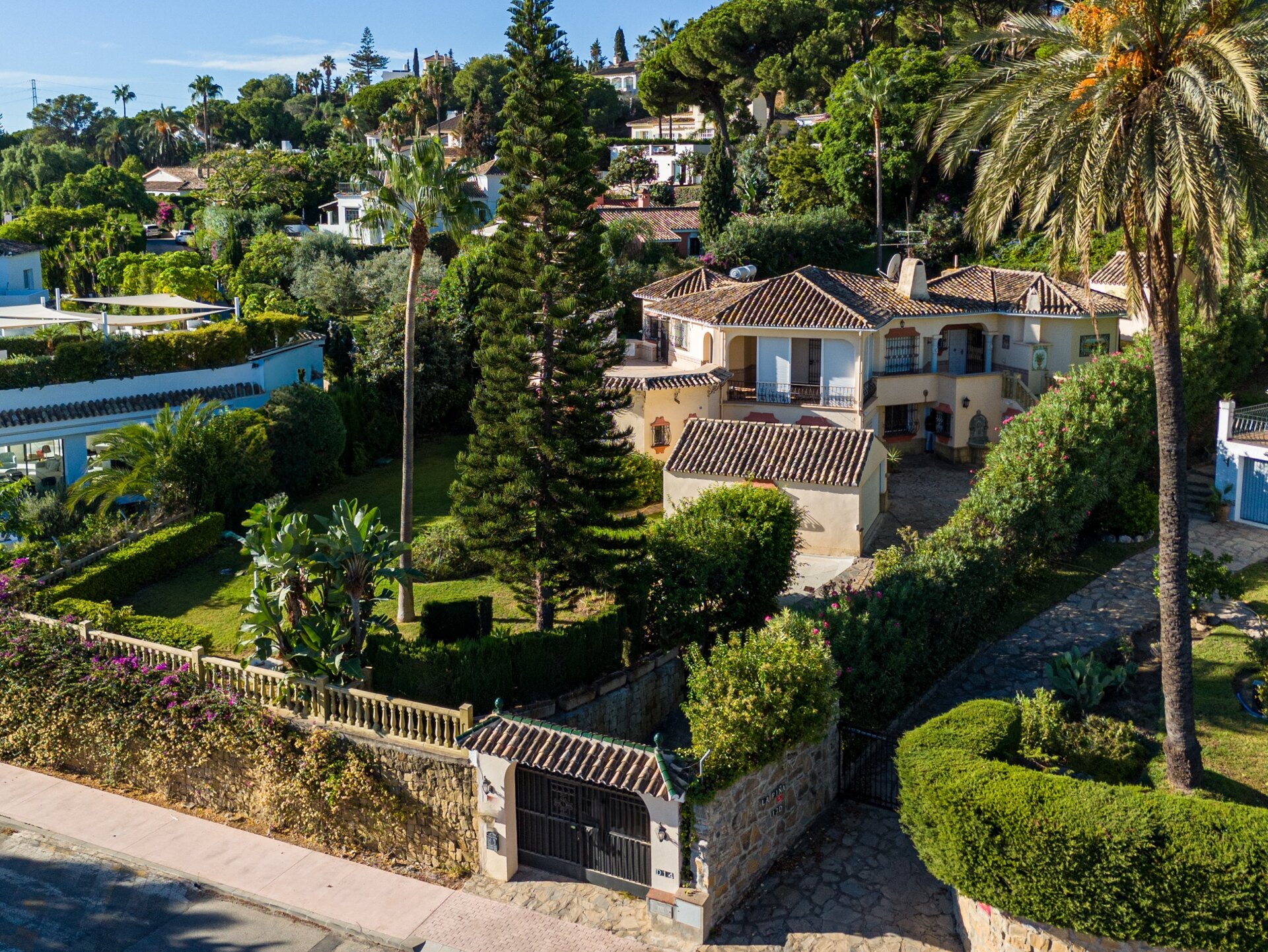 Project with license in prime location of Nueva Andalucia with views to La Concha