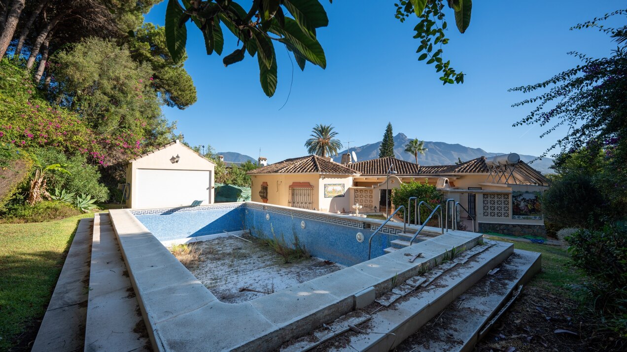 Project with license in prime location of Nueva Andalucia with views to La Concha