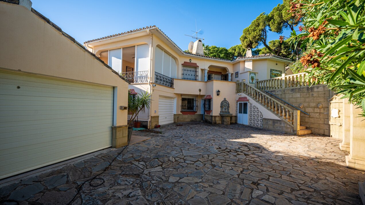 Project with license in prime location of Nueva Andalucia with views to La Concha