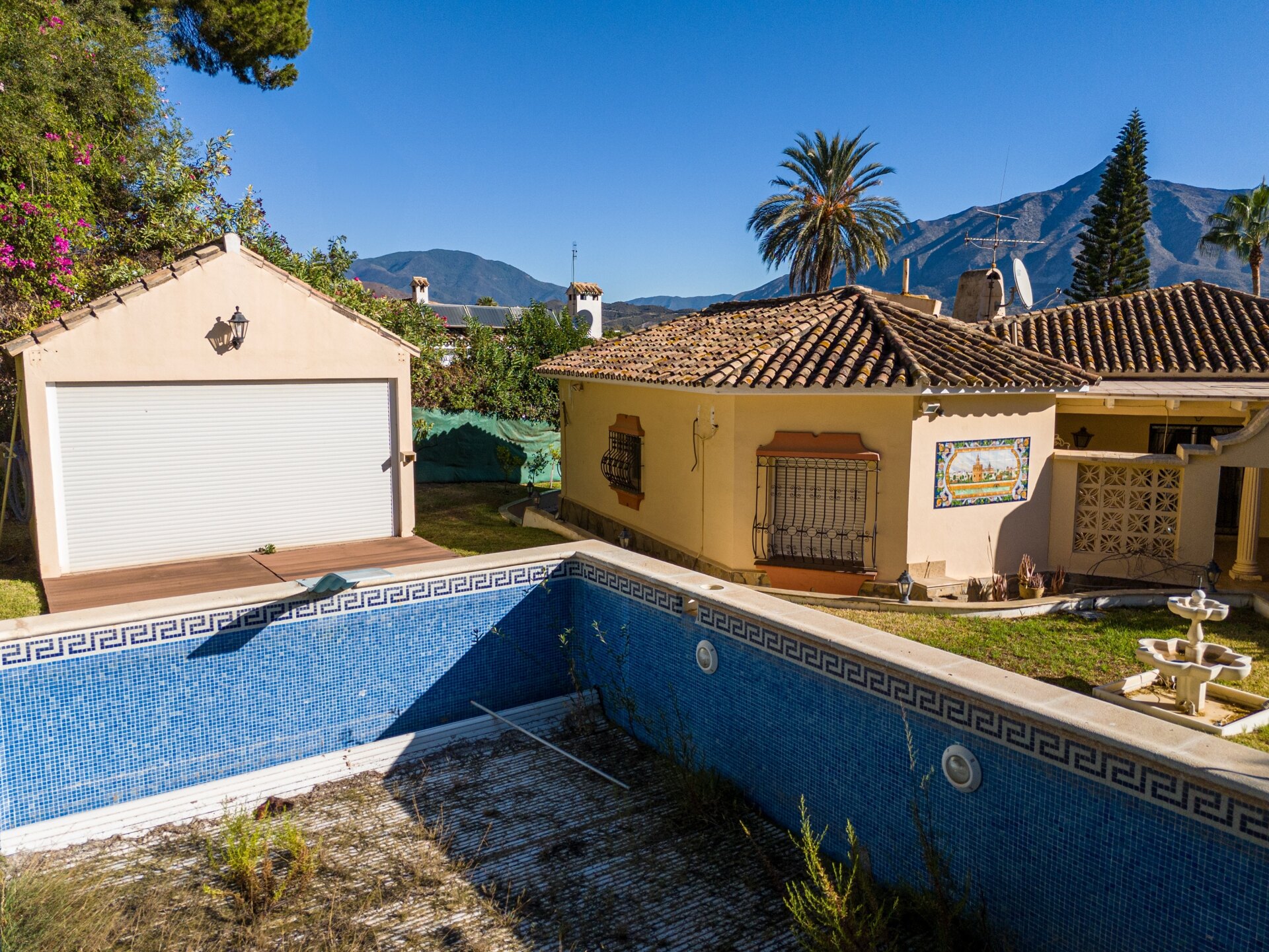 Project with license in prime location of Nueva Andalucia with views to La Concha