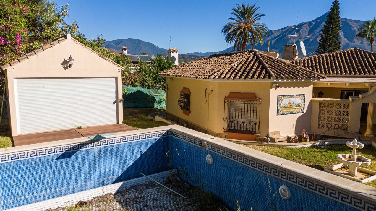 Project with license in prime location of Nueva Andalucia with views to La Concha