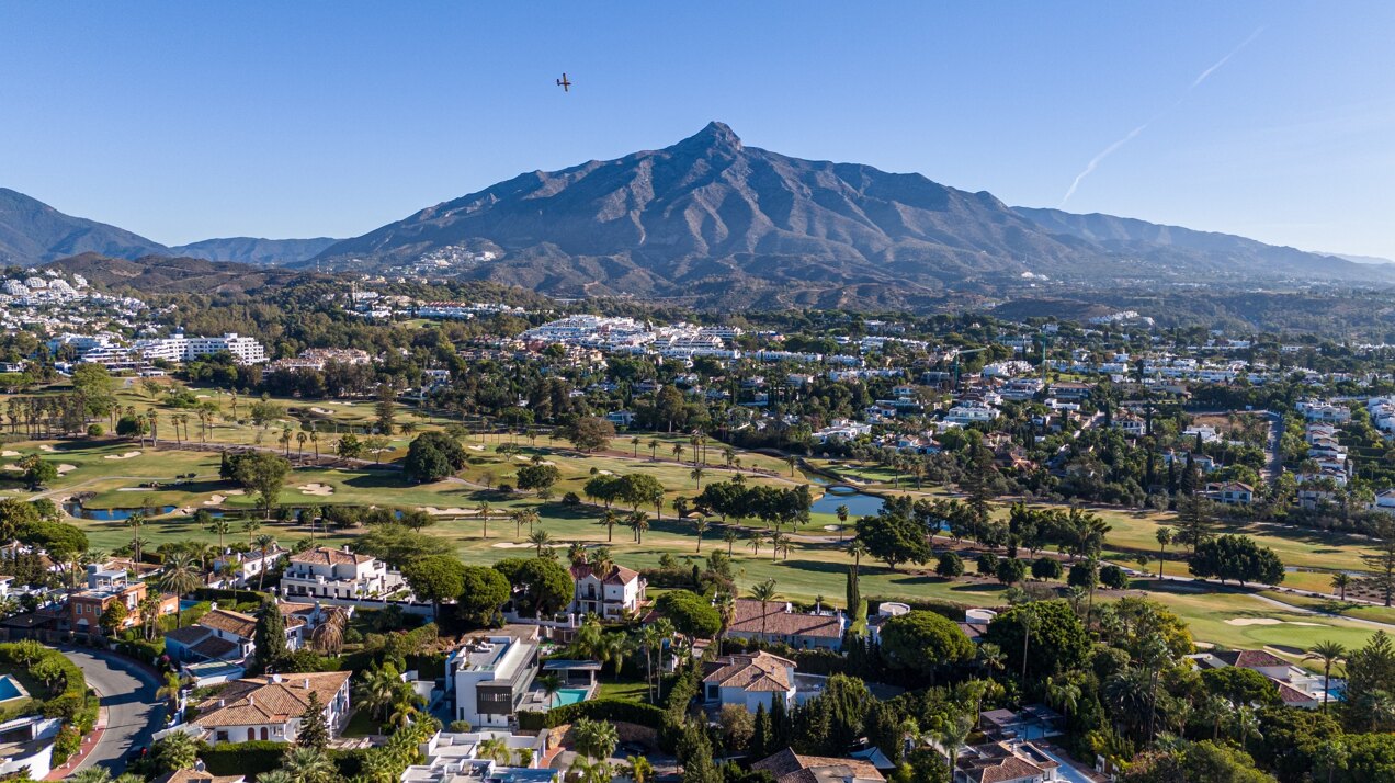 Project with license in prime location of Nueva Andalucia with views to La Concha