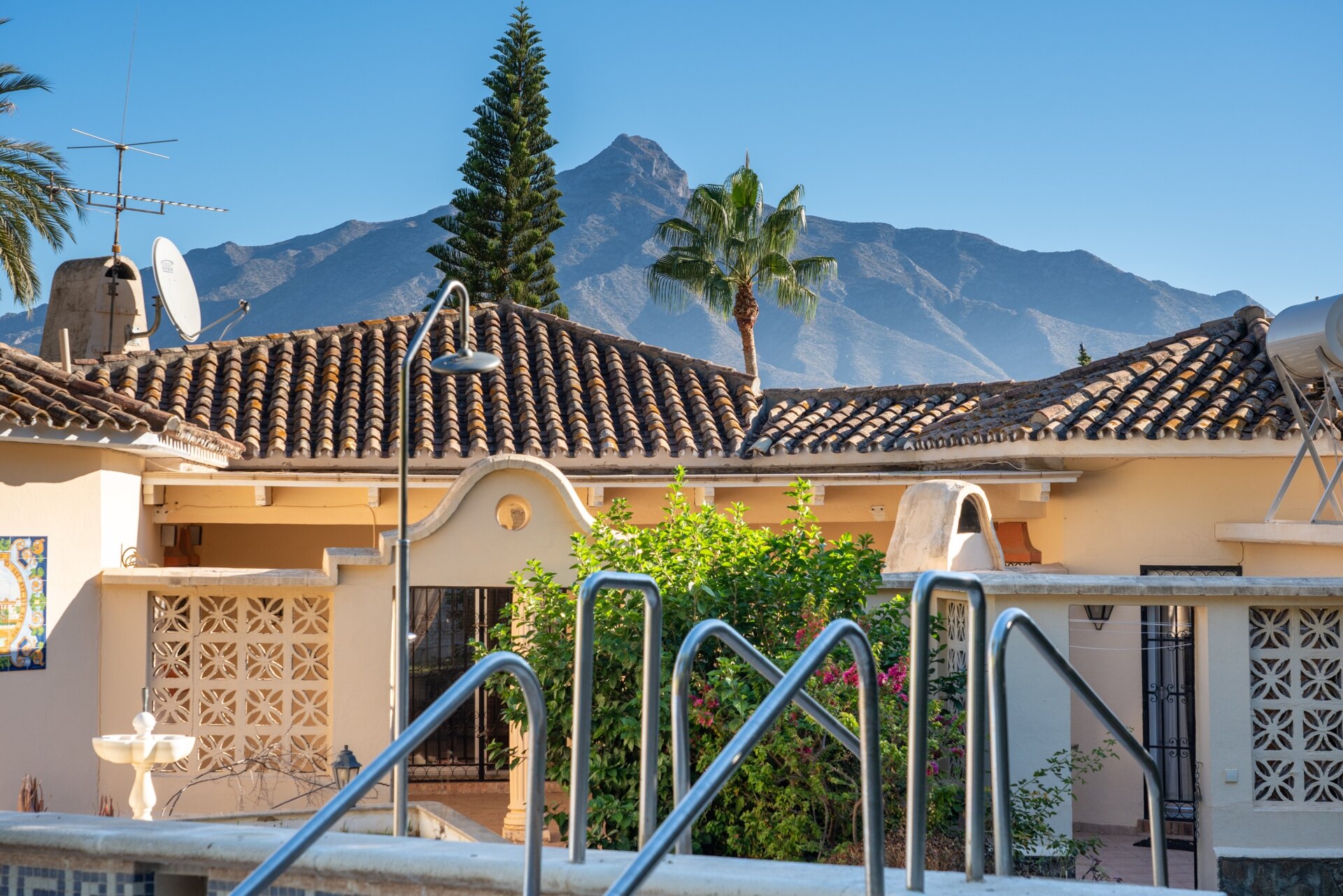 Project with license in prime location of Nueva Andalucia with views to La Concha