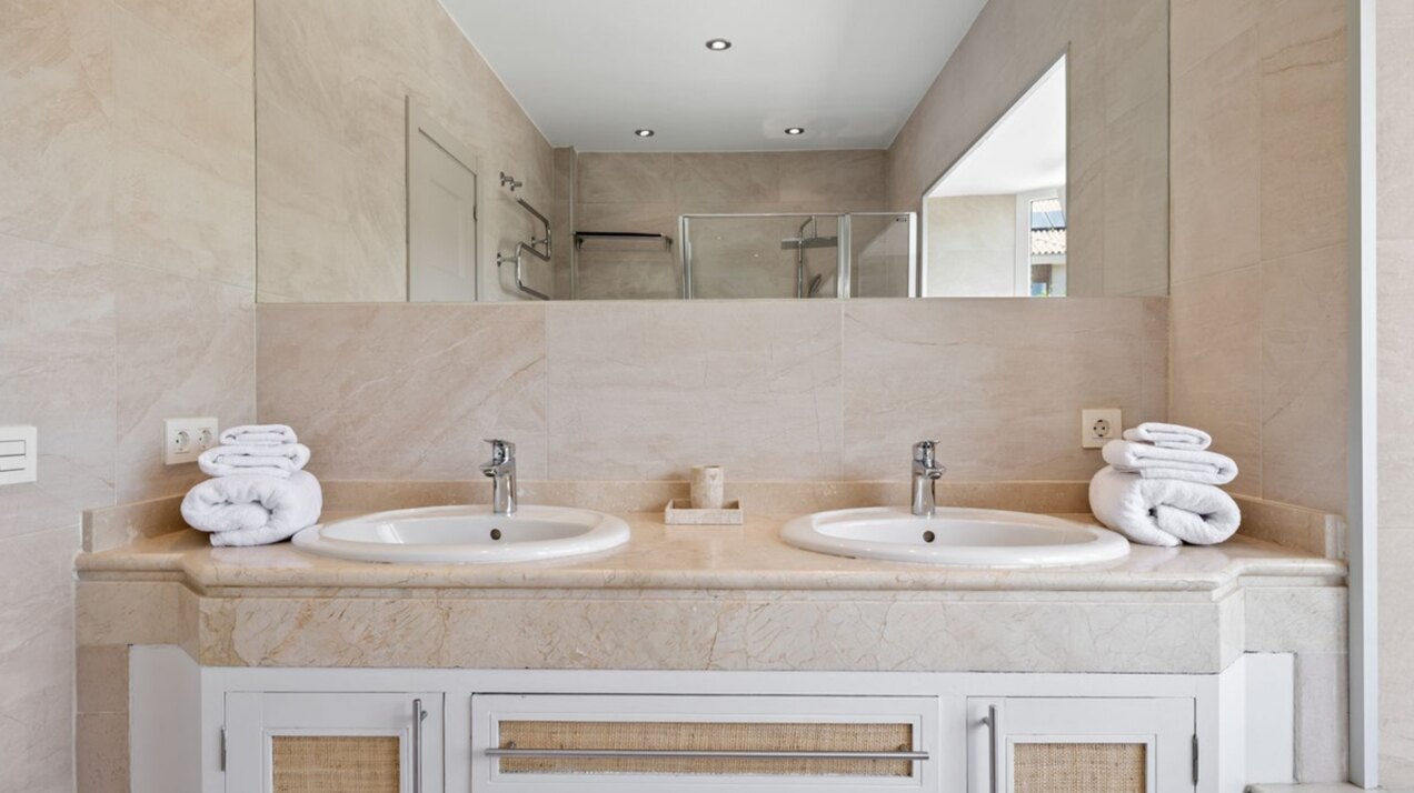 Modern impressive 4 bedroom villa is eager for you to discover its innate style and elegance.