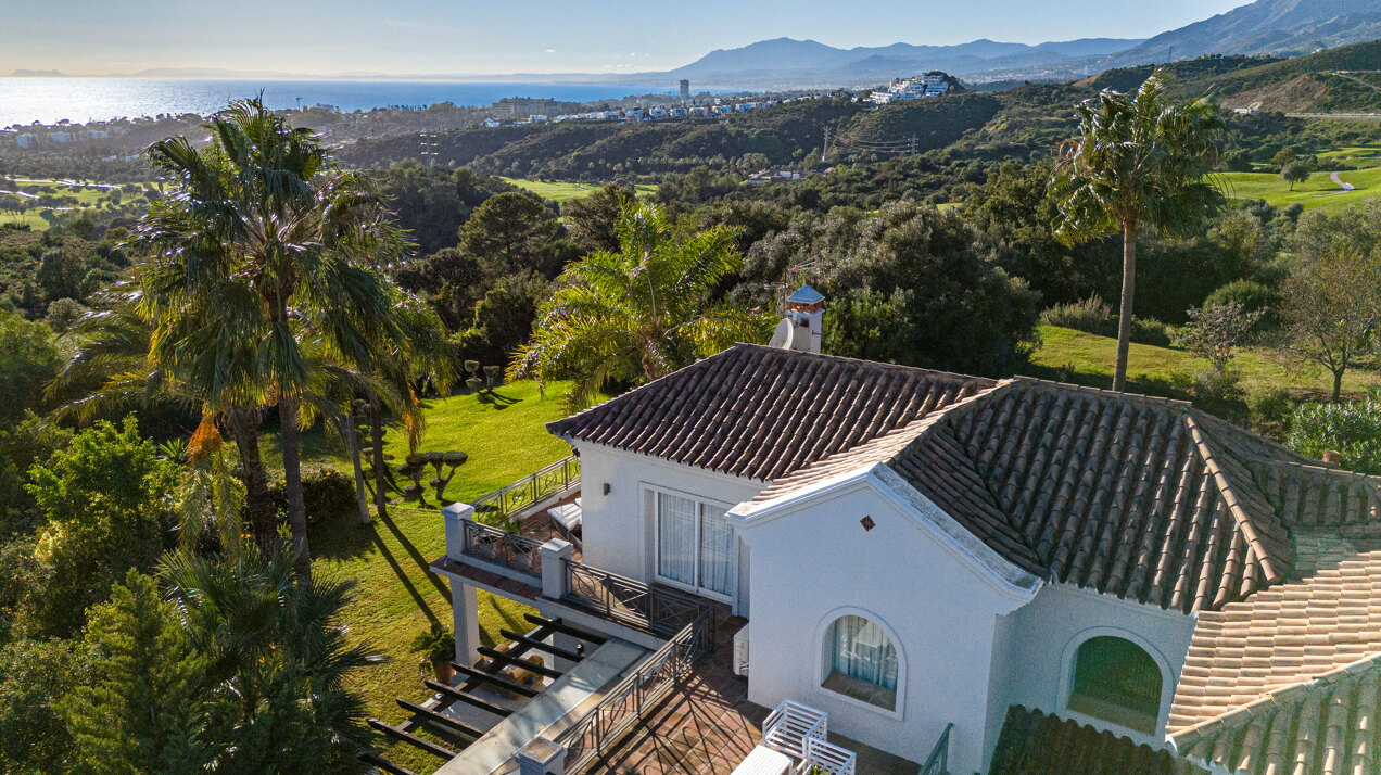 Modern impressive 4 bedroom villa is eager for you to discover its innate style and elegance.