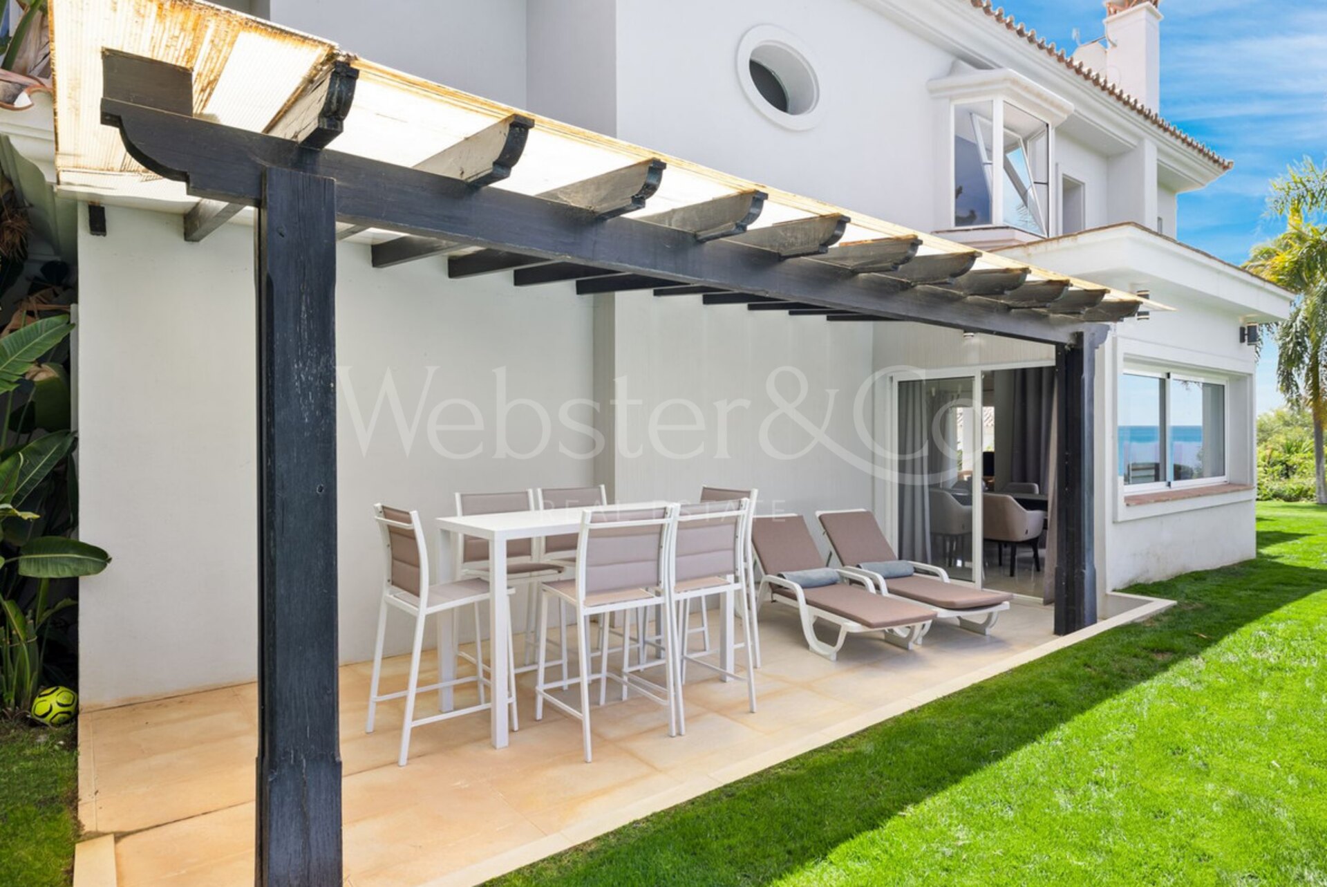 Descubre una villa llena de luz, diseño y sofisticación