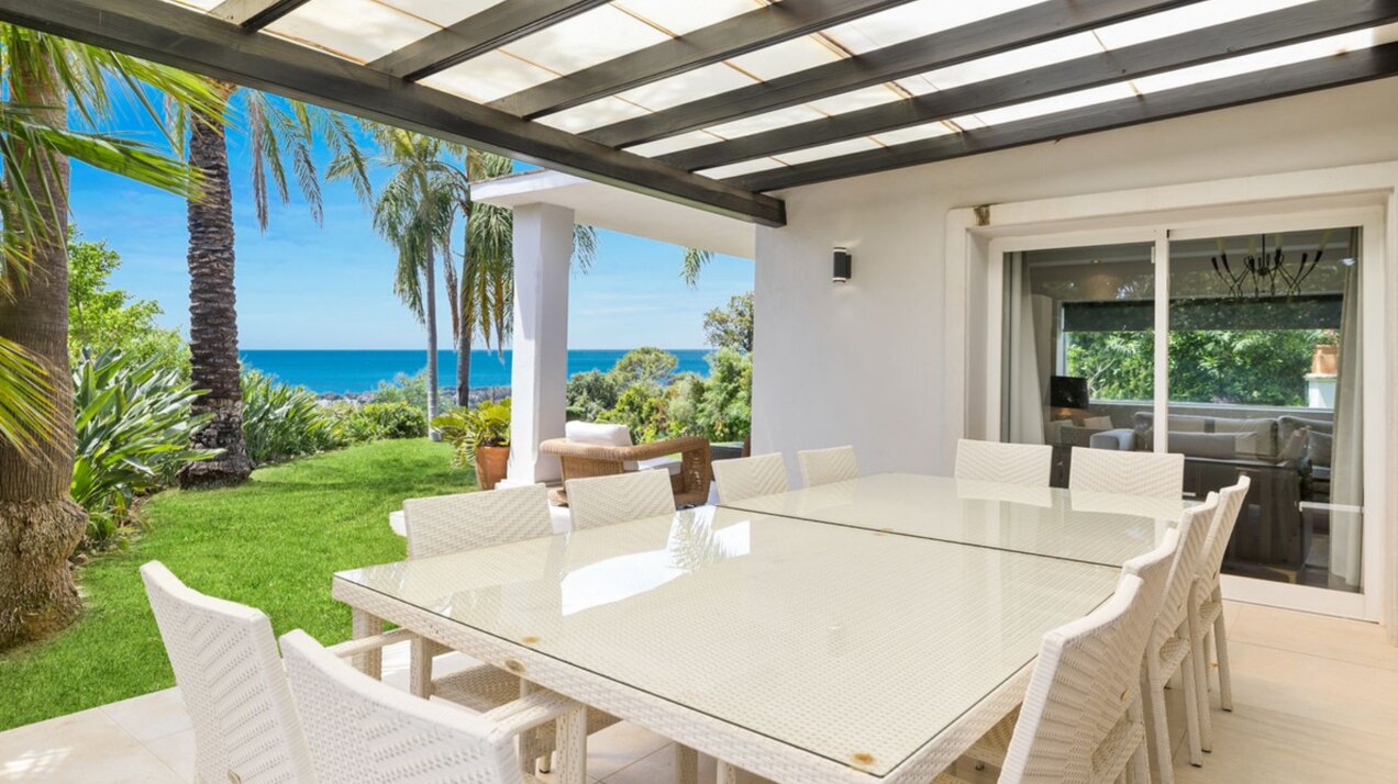 Modern impressive 4 bedroom villa is eager for you to discover its innate style and elegance.
