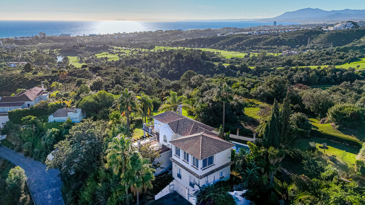 Modern impressive 4 bedroom villa is eager for you to discover its innate style and elegance.