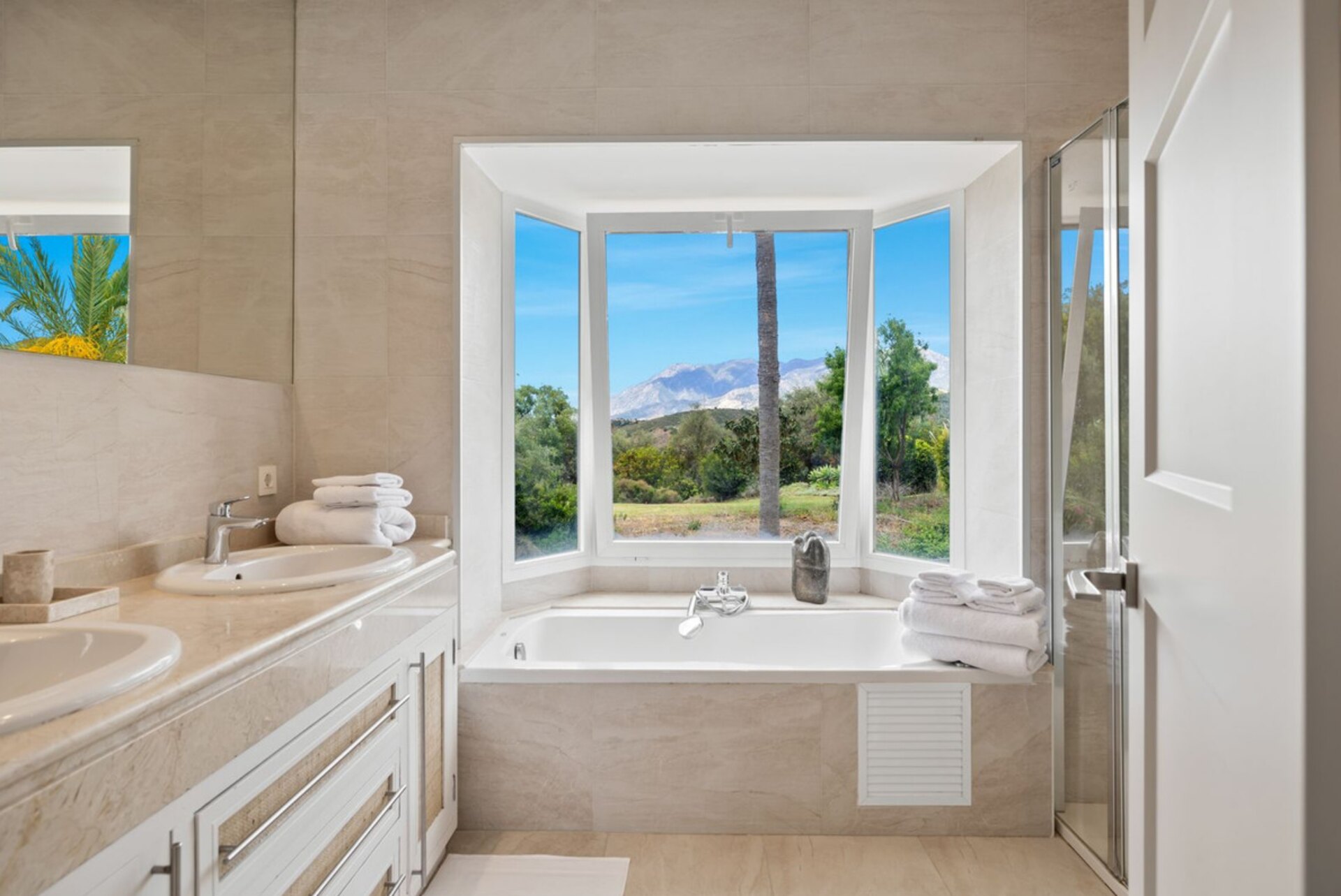 Modern impressive 4 bedroom villa is eager for you to discover its innate style and elegance.