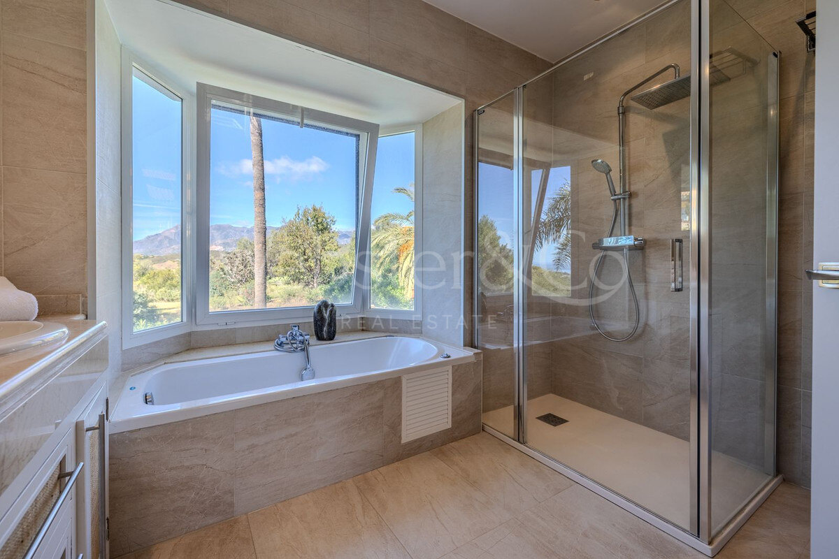 Descubre una villa llena de luz, diseño y sofisticación