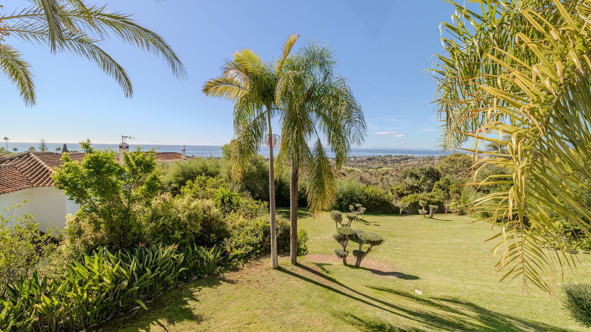 Modern impressive 4 bedroom villa is eager for you to discover its innate style and elegance.