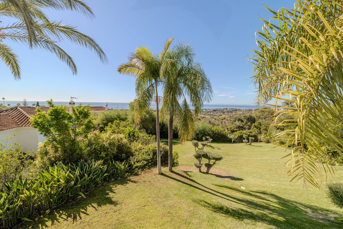 Modern impressive 4 bedroom villa is eager for you to discover its innate style and elegance.