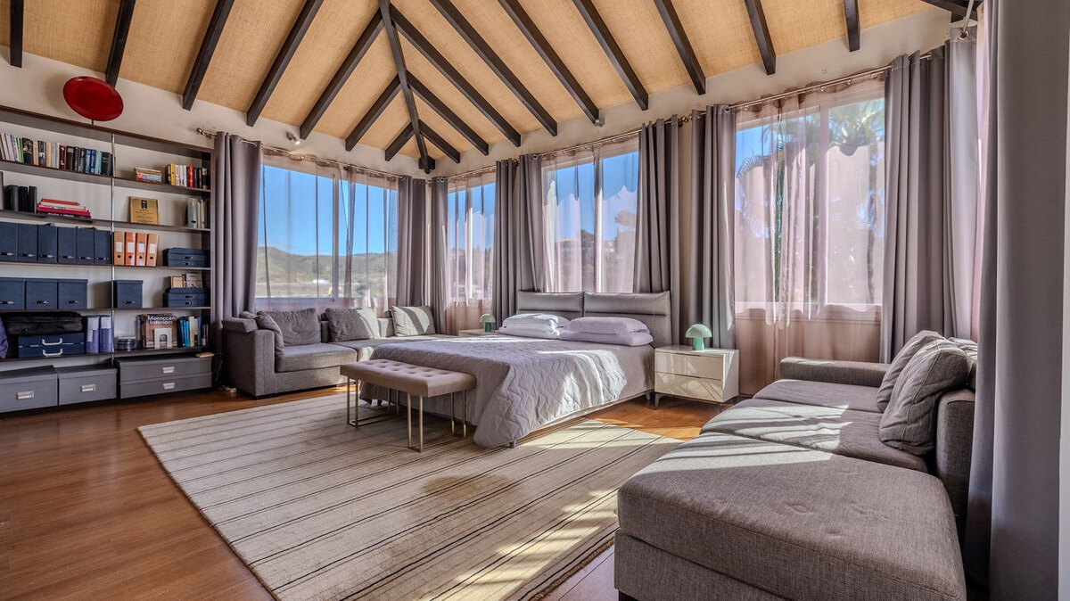 Modern impressive 4 bedroom villa is eager for you to discover its innate style and elegance.