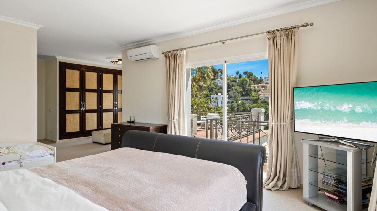 Modern impressive 4 bedroom villa is eager for you to discover its innate style and elegance.