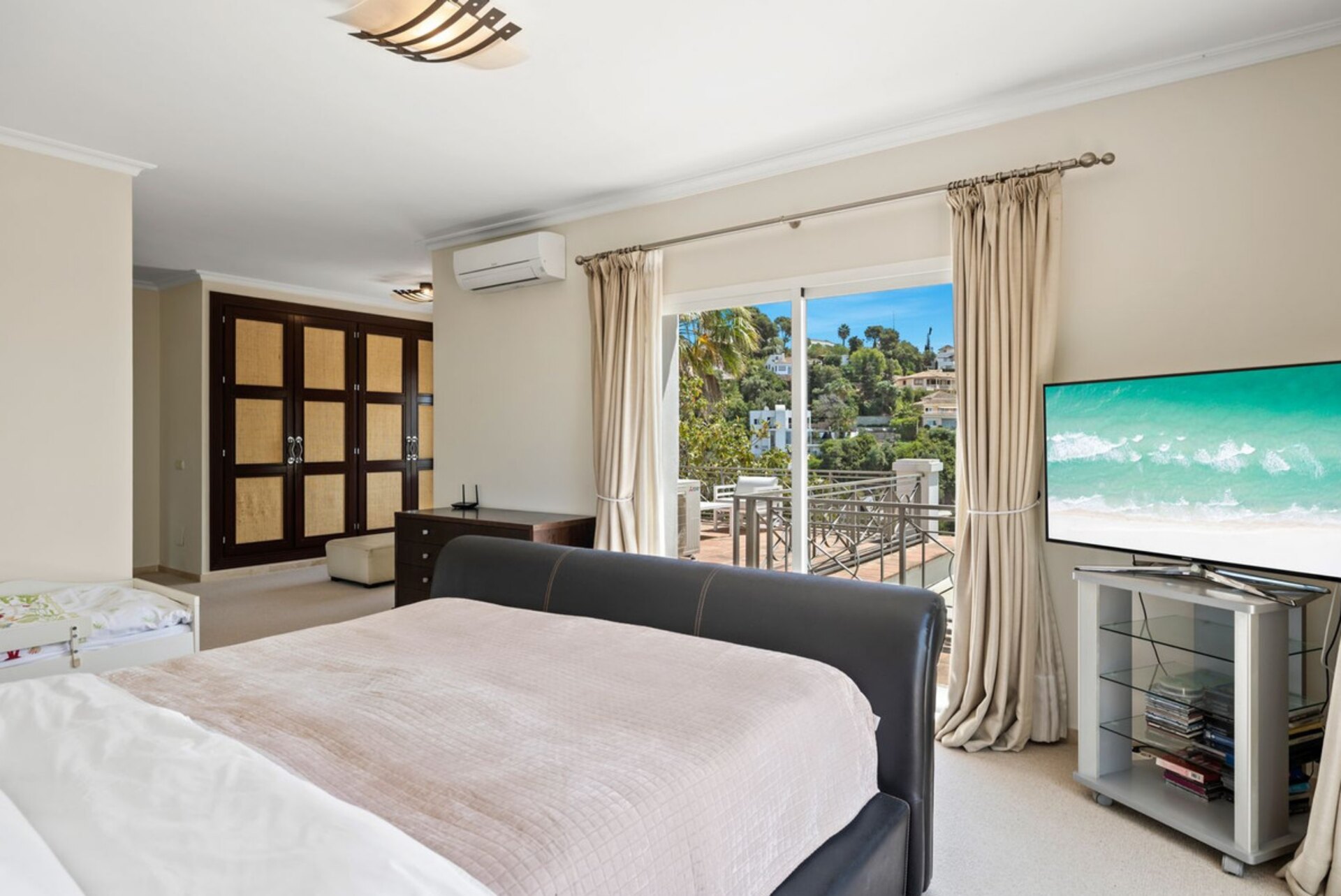 Modern impressive 4 bedroom villa is eager for you to discover its innate style and elegance.