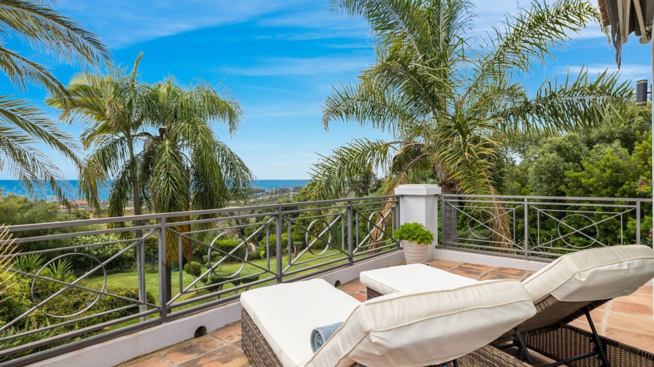 Modern impressive 4 bedroom villa is eager for you to discover its innate style and elegance.