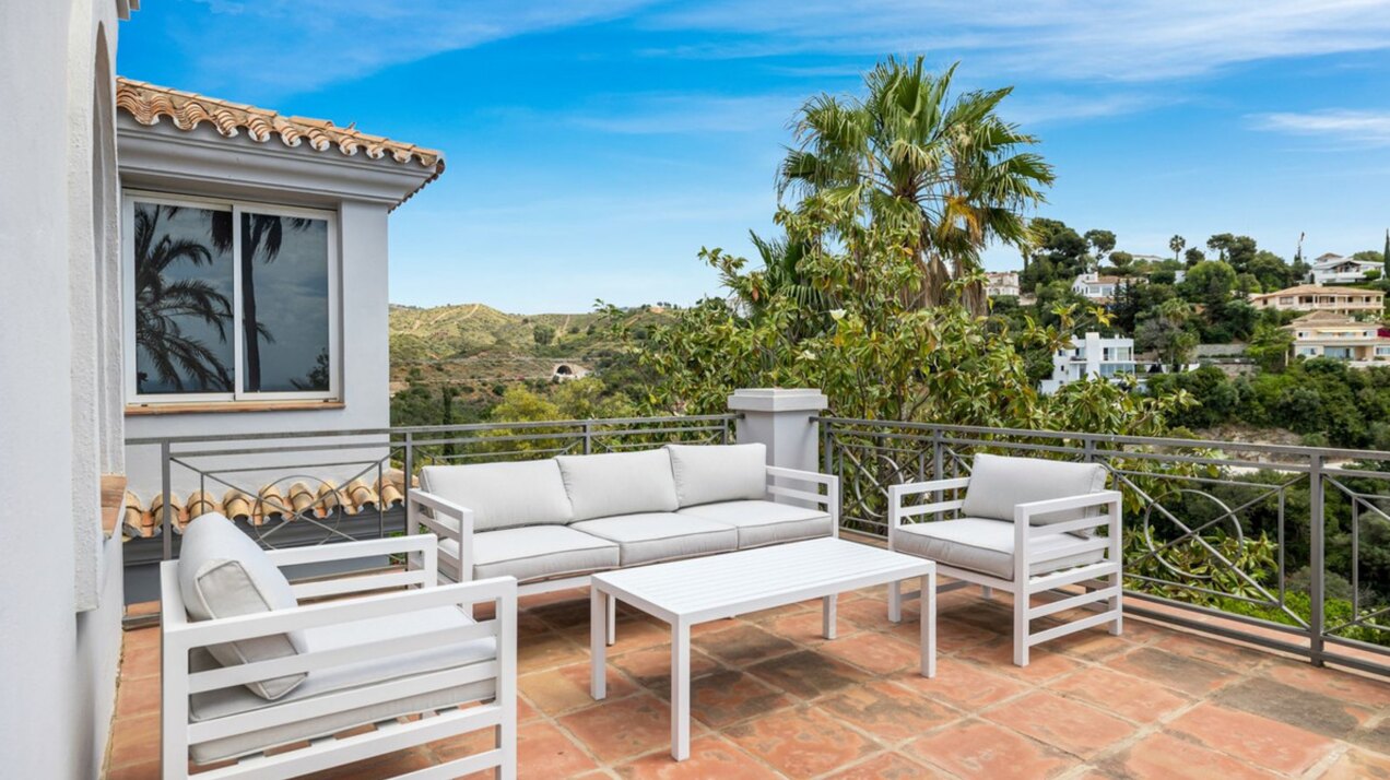 Modern impressive 4 bedroom villa is eager for you to discover its innate style and elegance.