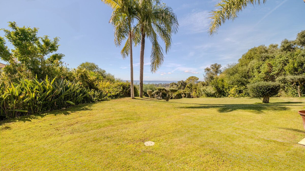 Modern impressive 4 bedroom villa is eager for you to discover its innate style and elegance.