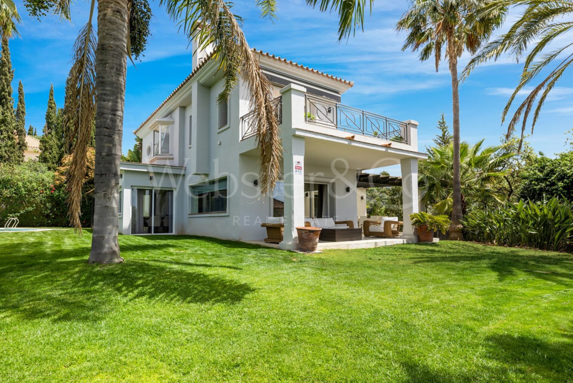 Descubre una villa llena de luz, diseño y sofisticación