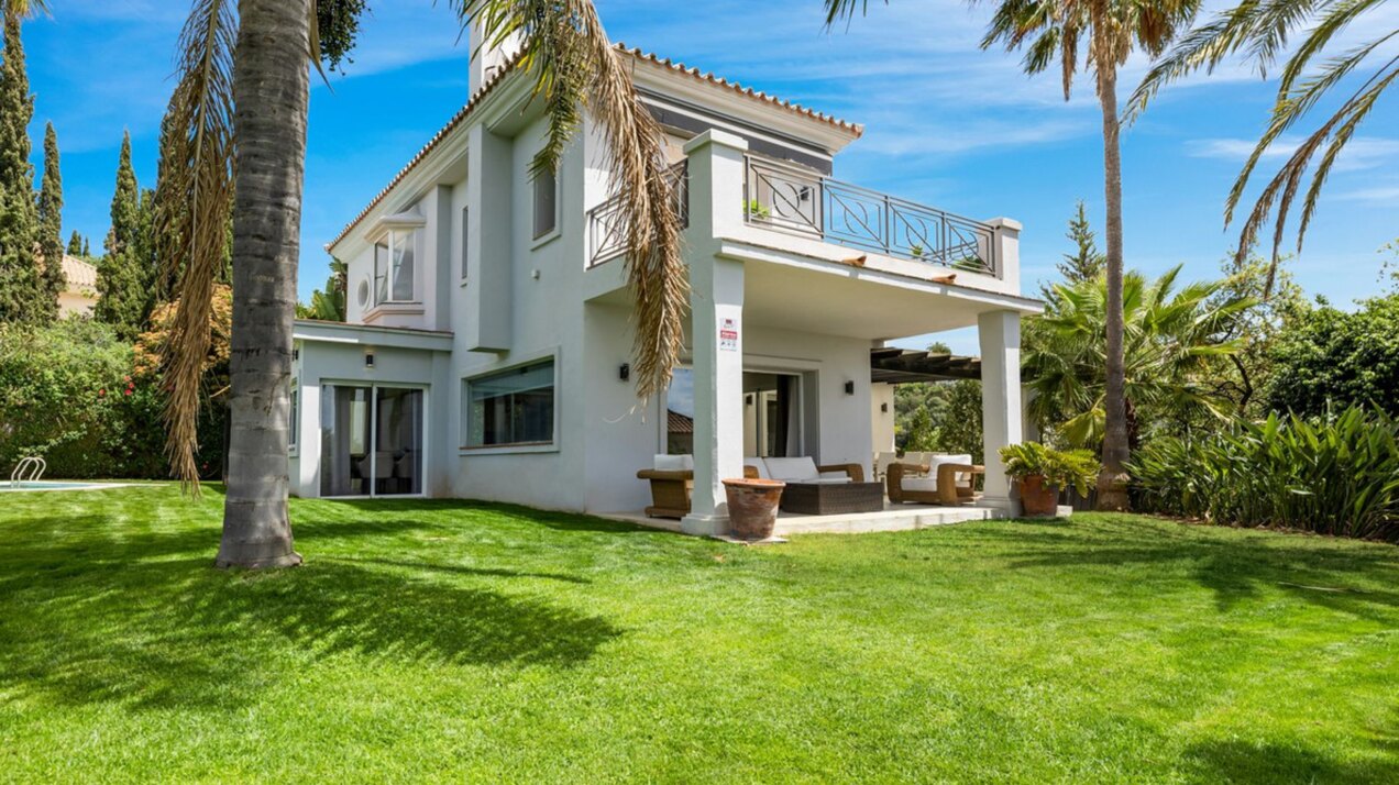 Modern impressive 4 bedroom villa is eager for you to discover its innate style and elegance.