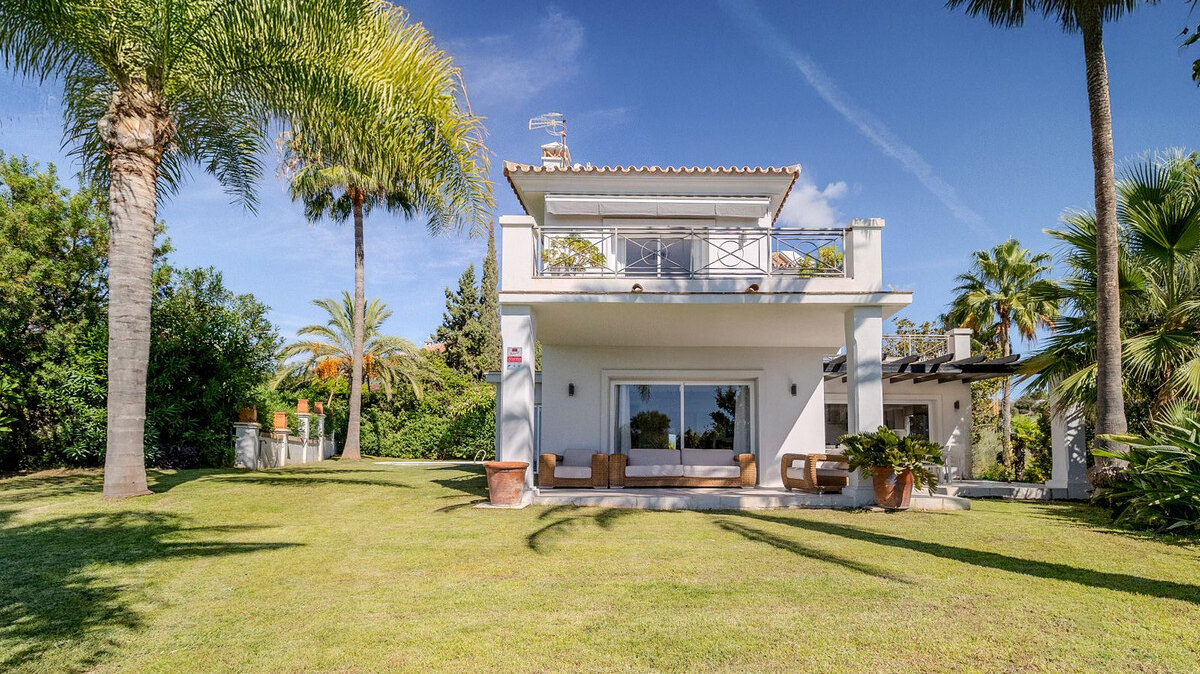 Modern impressive 4 bedroom villa is eager for you to discover its innate style and elegance.