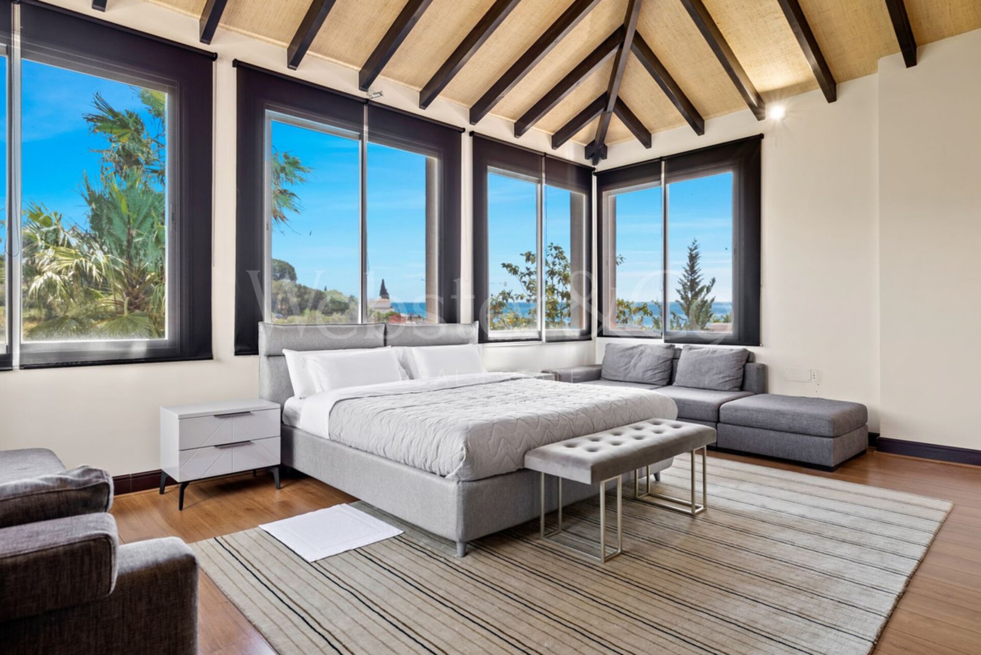 Descubre una villa llena de luz, diseño y sofisticación