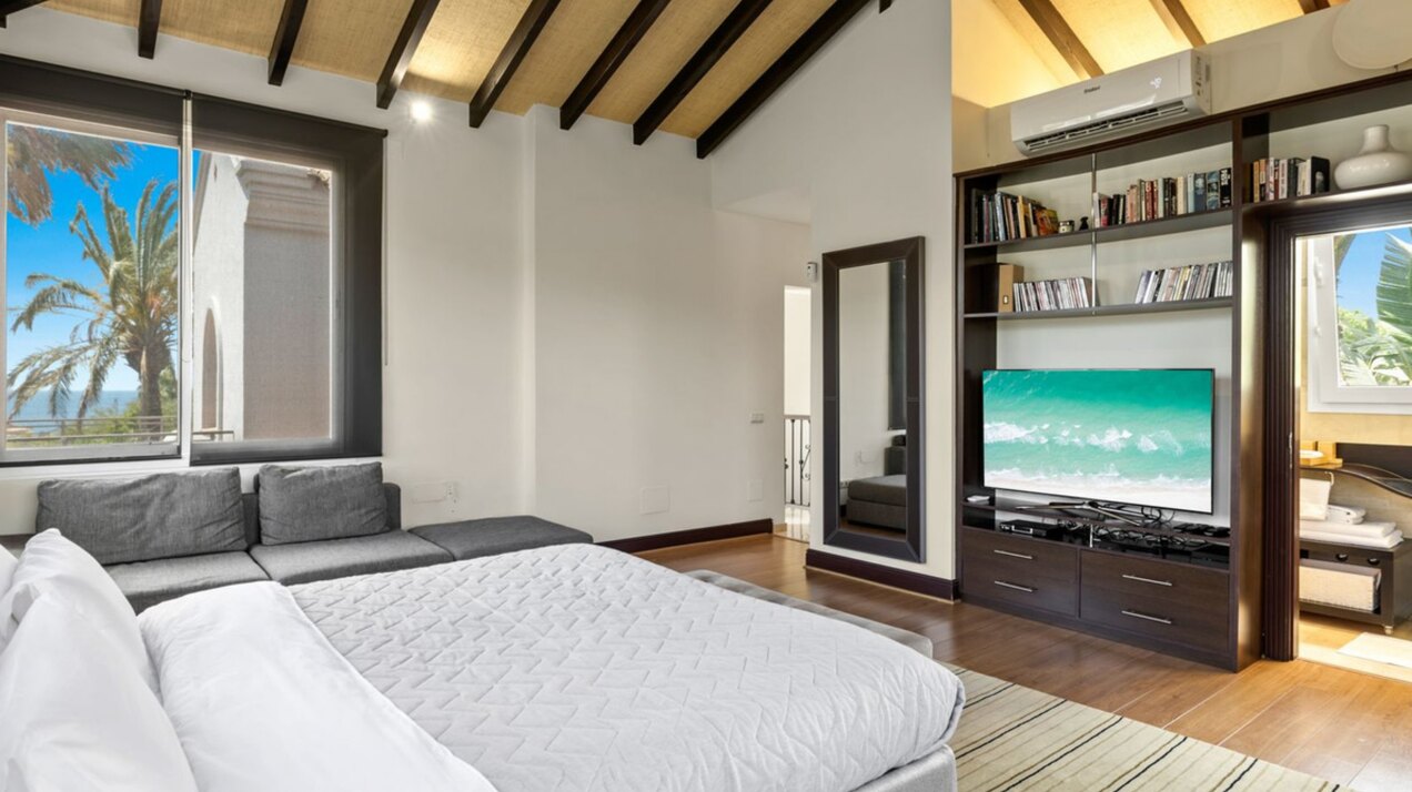 Modern impressive 4 bedroom villa is eager for you to discover its innate style and elegance.