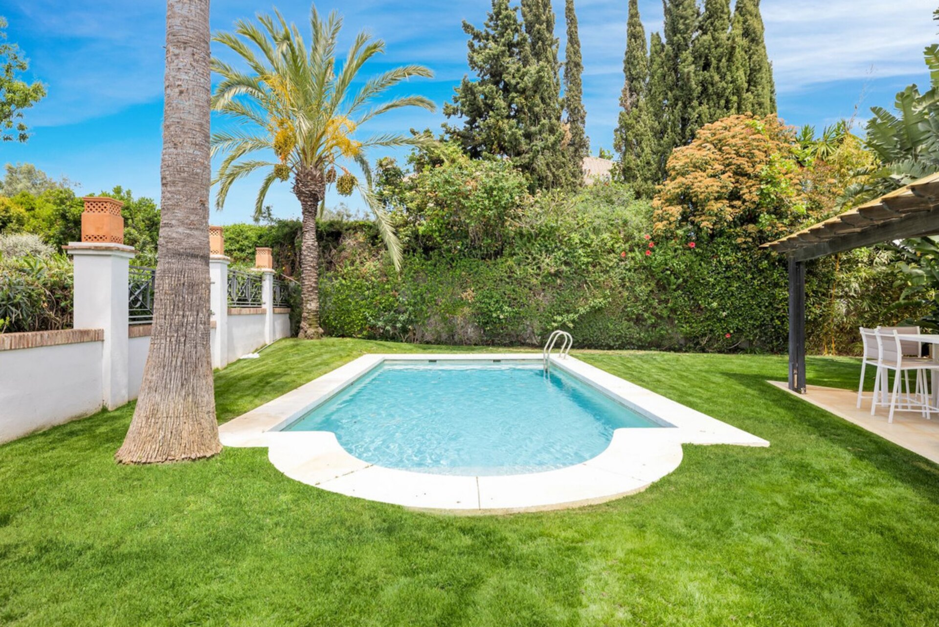 Modern impressive 4 bedroom villa is eager for you to discover its innate style and elegance.