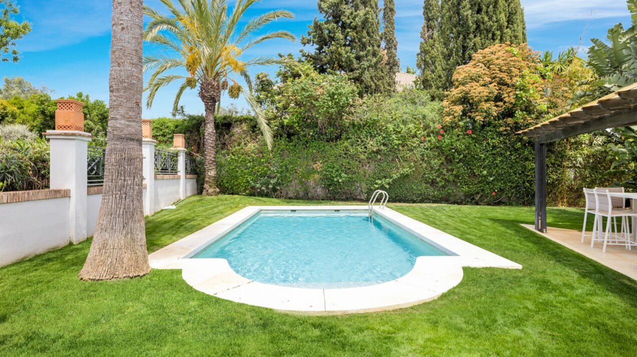 Modern impressive 4 bedroom villa is eager for you to discover its innate style and elegance.