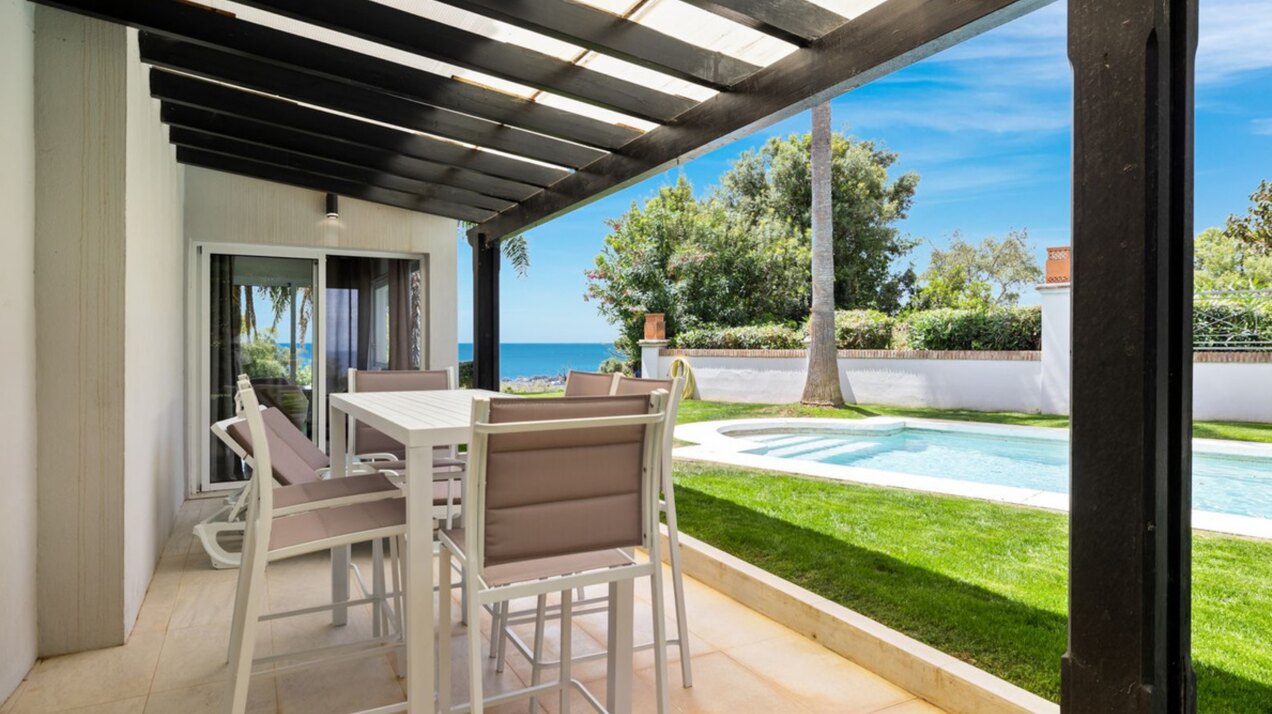 Modern impressive 4 bedroom villa is eager for you to discover its innate style and elegance.