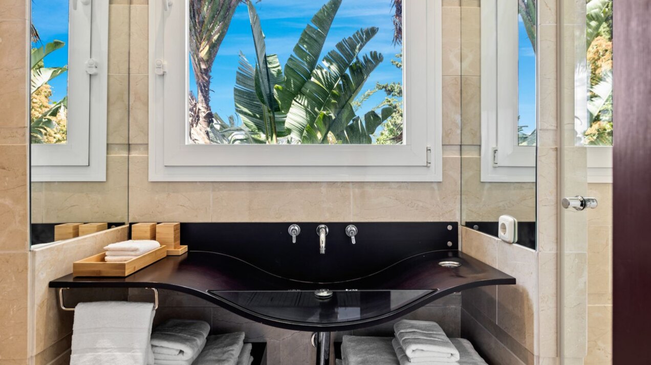 Modern impressive 4 bedroom villa is eager for you to discover its innate style and elegance.