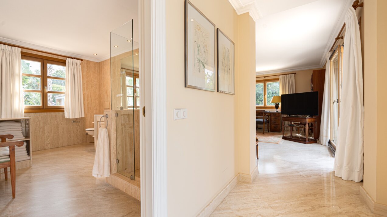 Sensational villa superbly appointed in Las Brisas offers privacy, luxury and understated elegance