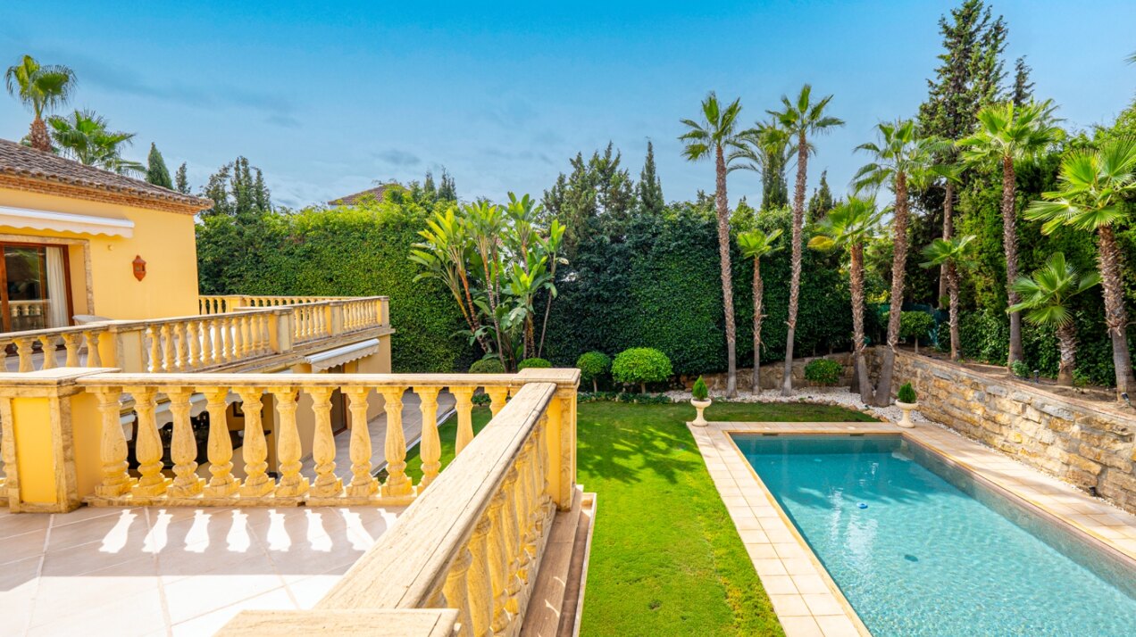 Sensational villa superbly appointed in Las Brisas offers privacy, luxury and understated elegance