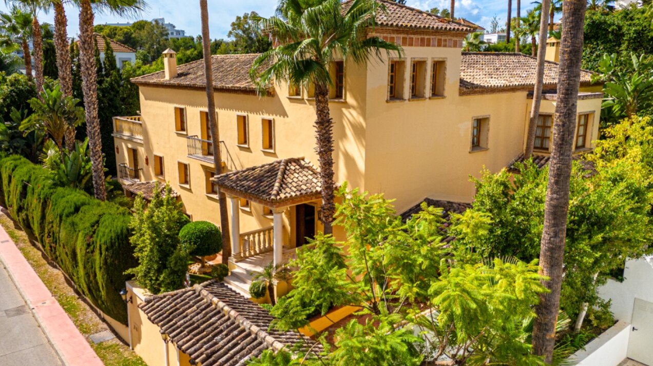Sensational villa superbly appointed in Las Brisas offers privacy, luxury and understated elegance