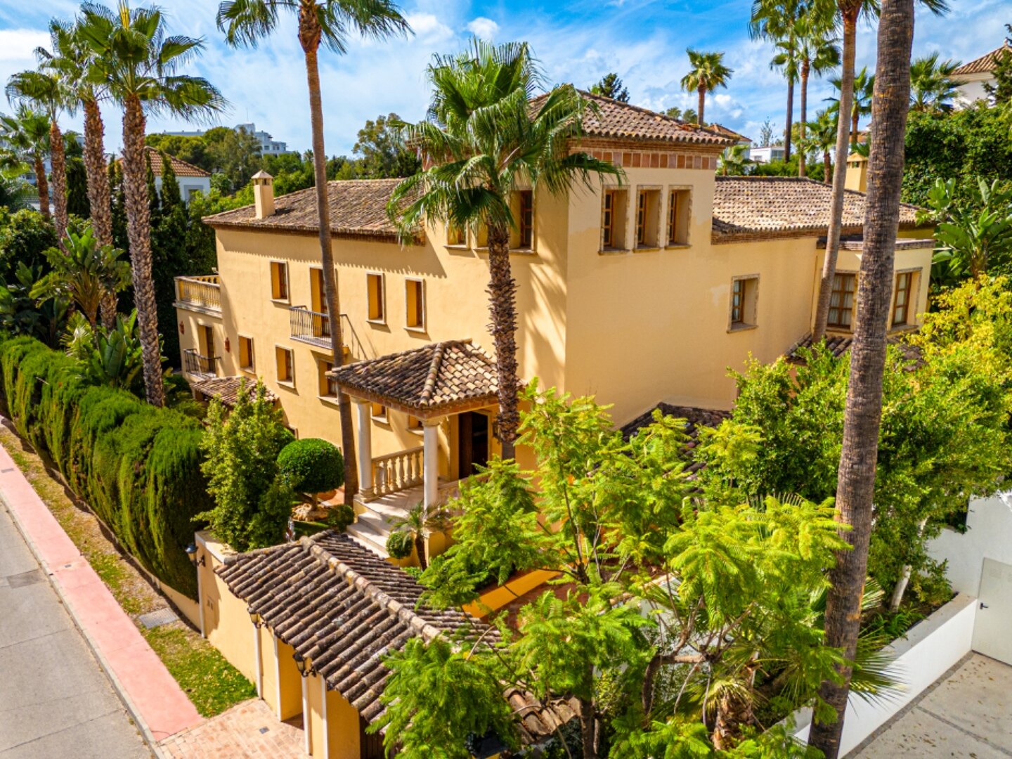 Sensational villa superbly appointed in Las Brisas offers privacy, luxury and understated elegance