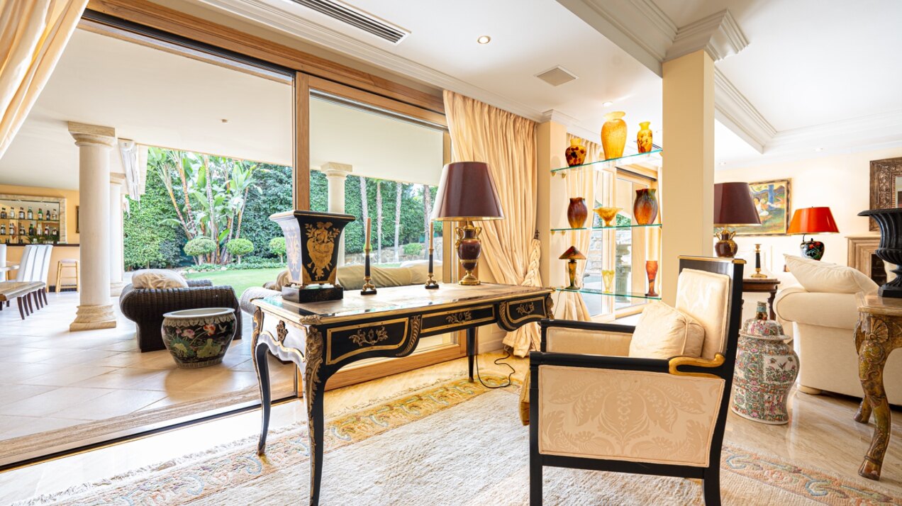 Sensational villa superbly appointed in Las Brisas offers privacy, luxury and understated elegance