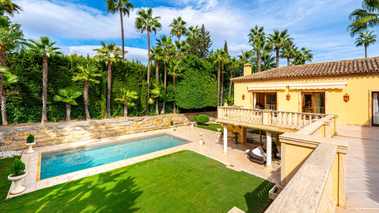 Sensational villa superbly appointed in Las Brisas offers privacy, luxury and understated elegance