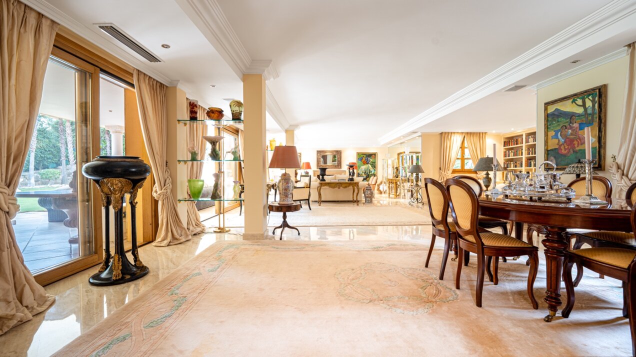 Sensational villa superbly appointed in Las Brisas offers privacy, luxury and understated elegance