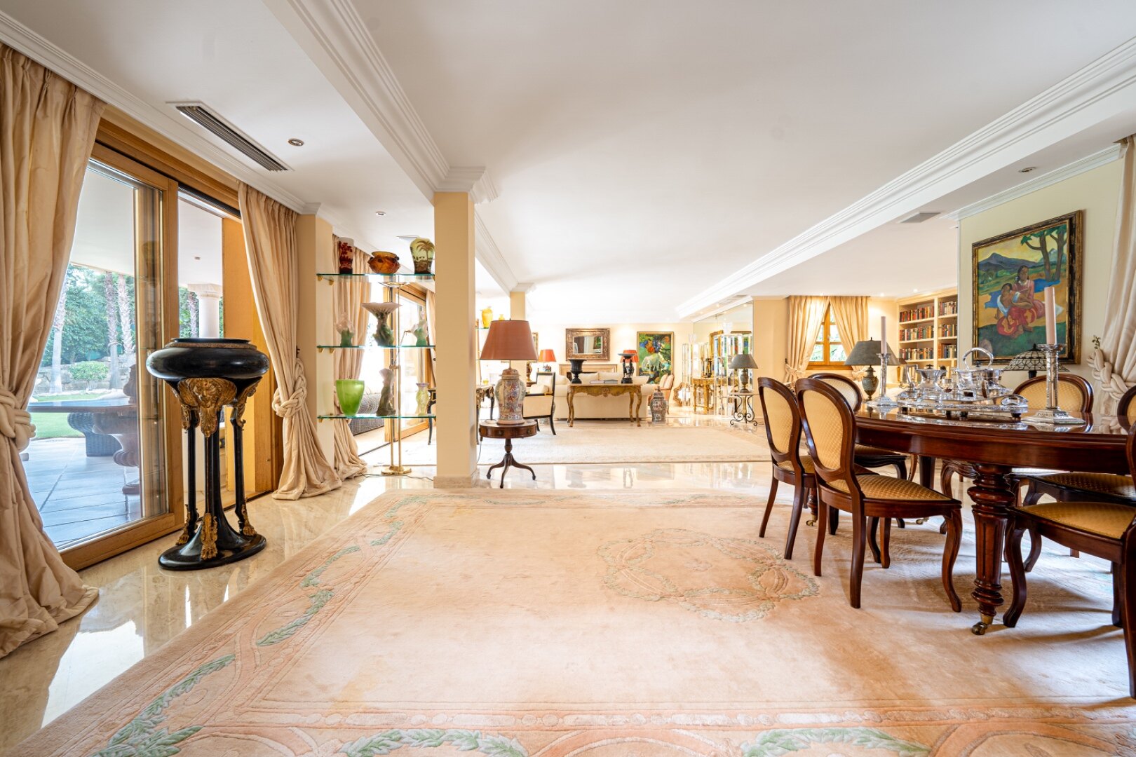 Sensational villa superbly appointed in Las Brisas offers privacy, luxury and understated elegance