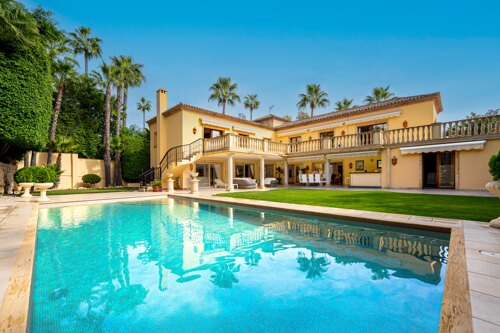 Sensational villa superbly appointed in Las Brisas offers privacy, luxury and understated elegance