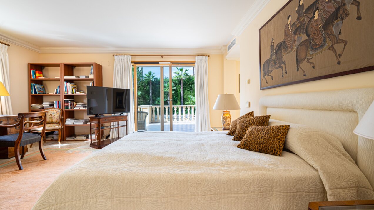 Sensational villa superbly appointed in Las Brisas offers privacy, luxury and understated elegance