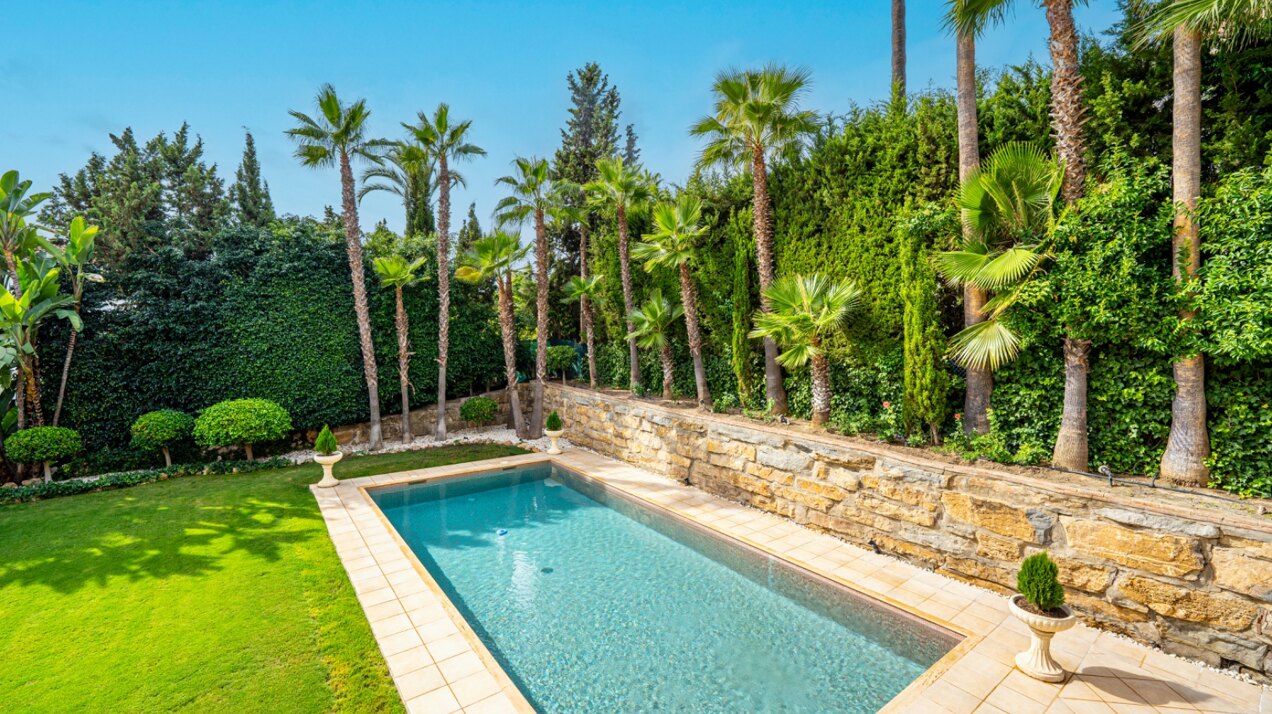 Sensational villa superbly appointed in Las Brisas offers privacy, luxury and understated elegance