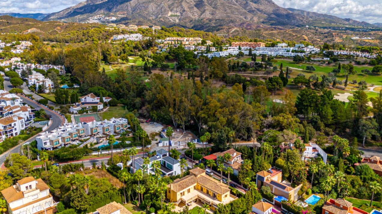 Sensational villa superbly appointed in Las Brisas offers privacy, luxury and understated elegance