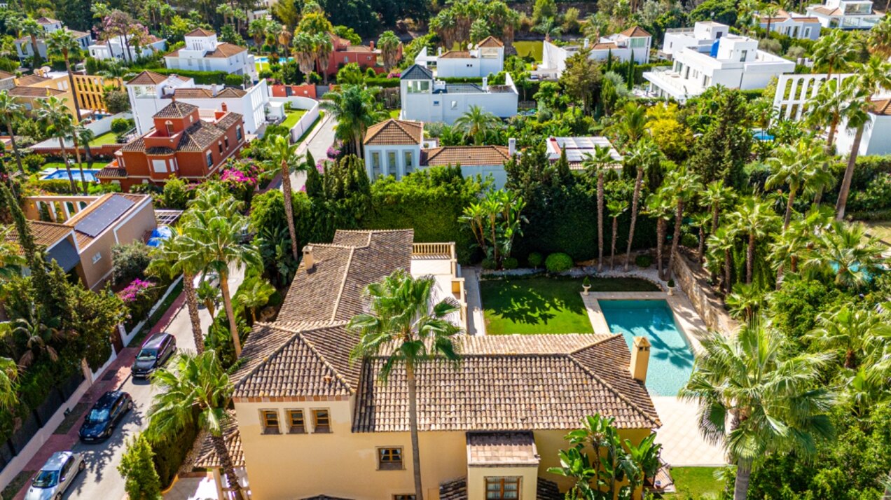 Sensational villa superbly appointed in Las Brisas offers privacy, luxury and understated elegance