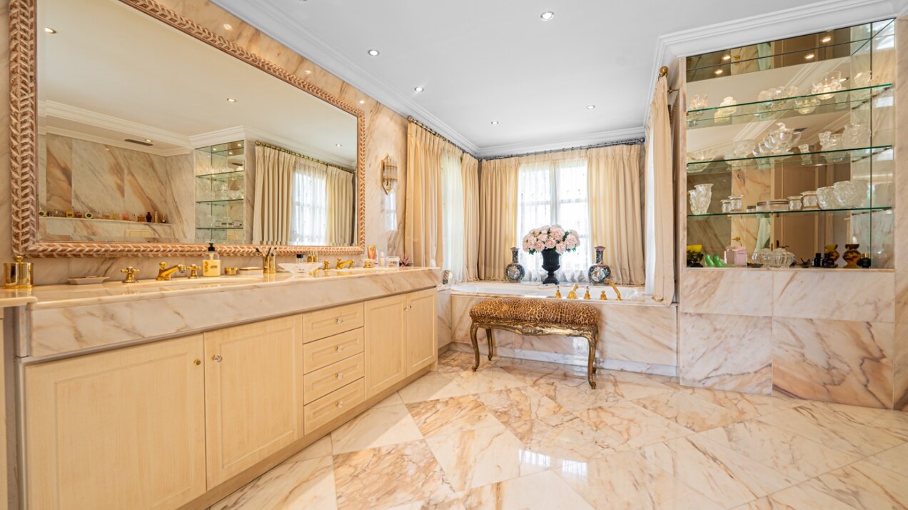 Sensational villa superbly appointed in Las Brisas offers privacy, luxury and understated elegance